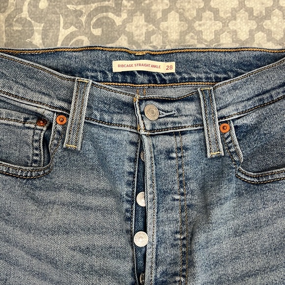 Levi’s ribcage straight, size 28. - Picture 3 of 5
